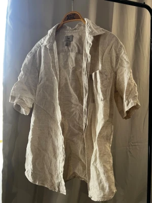 Beige linne skjorta i storlek M - Beige linne skjorta i storlek M från HM, sparsamt använd 