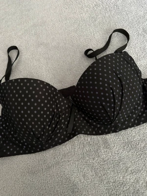 Prickig bh - Prickig bh i storlek 32/70. Aldrig använts. Vet inte riktigt vart den är köpt i och med att de var ett tag sen. 🌸