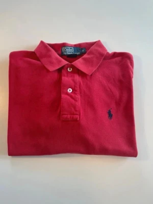 Röd polo skjorta från Polo Ralph Lauren - Säljer en klassisk röd polo skjorta från Polo Ralph Lauren. Perfekt för dig som gillar stilrena och tidlösa plagg. Hör av er vid funderingar!😇