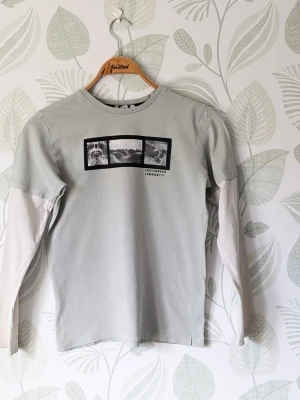 Långärmad Tshirt Kappahl 146/152 - - I ok använt skick . Små fläckar finns det kan nog gå bort med Vanish/diskmedel, tryck har skavanker samt är söm på sidor/söm lite ojämn - Jag kan ha missat någon miniskavank men jag har försökt att granska plagget så gott det går  🌿 Maila gärna vid funderingar. 🌿 Går att hämta i Umeå.   