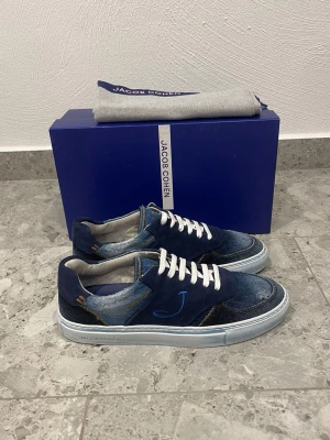 Helt Nya Jacob Cohën Sneakers - Helt Nya Jacob Cohen Skor || Storlek 42 || Nypris ca 7000kr || Mitt pris 3299kr || Box och Dustbag medföljer vid köp || Tveka inte på att höra av dig vid frågor eller funderingar 