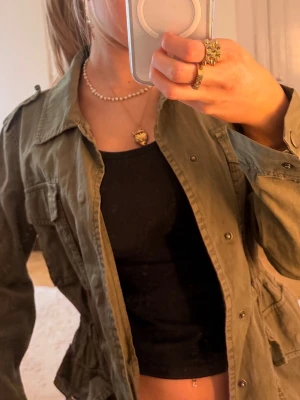 Snygg grön jacka - As snygg grön jacka ifrån veromoda i strl Xs😇Den går att göra tajtare med snörerna som är på insidan genom att knyta de så tajt som man vill. Ena fickans knapp har gått sönder men jag skulle inte säga att det är nått som man tänker på, som man ser på första o tredje bilderna. Tveka inte på att skriva vid frågor eller för att diskutera pris !!💕💕