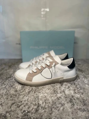 Philippe Model skor - Snygga oanvända sneakers! Storlek 42! Hör av er ifall ni har några frågor! Lämna gärna prisförslag! ⭐️