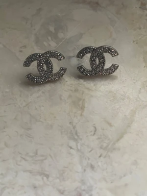 Örhängen  - Mode örhängen i silverfärg.