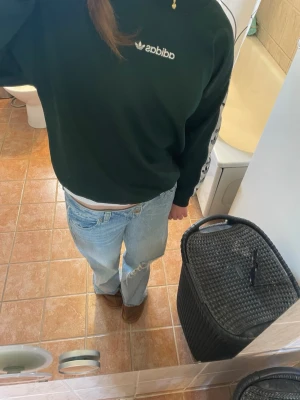 Mörkgrön Adidas sweatshirt XS - Säljer en mörkgrön sweatshirt från Adidas med klassisk logga på bröstet och vita detaljer längs armarna! 