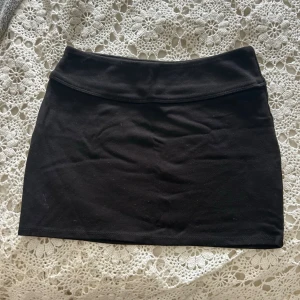 Kjol - Säljer den här basic kjolen från H&M, storlek XXS. Använt 1 gång, och inga defekter!