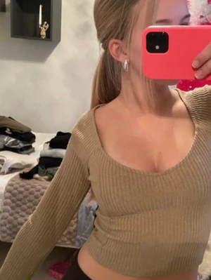 U-ringad tröja - En mörkare beige u-ringad tröja, ribbat tyg❣️