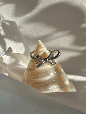 Handgjord Rosett Ring i Silver - Rosett ring i silver, vattentålig och allergivänlig och färgar inte av sig! 🫶🏼🌊☀️