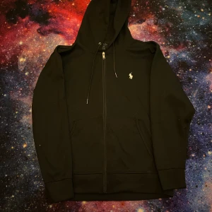 Polo Ralph Lauren Kofta - Använd, fast i bra skick. Säljer pga att jag inte har användning av den längre. Fast det är en perfekt kofta i alla väder och passar med allt. 