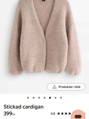 Beige stickad cardigan - Mysig beige stickad cardigan med avslappnad passform och långa ärmar. Öppen framtill utan knäppning och med ribbstickade muddar vid ärmslut och nederkant. Perfekt för lager-på-lager och enkel att matcha med olika outfits.