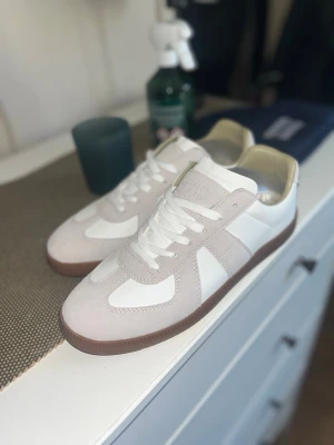 Vita Gats  - Helt Nya Vita Snygga Gats från oss här på ScandiSole för endast 1099kr!!.   I Just denna modell finns storlek 42 till 43