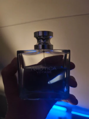 Nautica Voyage parfym 100ml - Söker byten. Kartong ingår inte mellan 60-70% kvar. Byter då jag gör en challenge där jag byter upp till min första niche parfym. Nautica voyage är en fräsch sommar doft perfekt för dig på en tight budget och vill lukta gott.