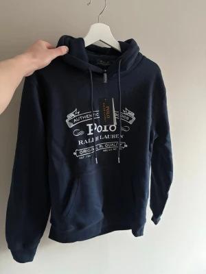 Ralph Lauren hoodie  - Helt ny Ralph Lauren hoodie med tags kvar. Sjukt snygg och passar till de flesta outfits. Storlek M, marinblå. Hör av er vid eventuella frågor!