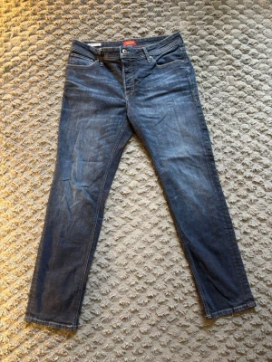 Jeans från Jack&Jones - Snygga jeans från Jack&Jones i modellen Clark. Bra skick. Hör av dig vid funderingar!