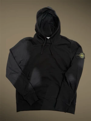 Stone Island hoodie  - Säljer denna otroligt snygga hoodie ifrån Stone Island. Inga defekter och använd 3 gånger endast !