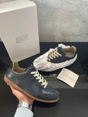 Masion margiela - Ett par feta masion margiellas perfekt nu till sommaren. Skick 7.5/10 så priset är diskuterbart😁mitt förra konto tappade jag bort lösenordet på och min då varanade mail funkade inte, om ni ser samma annons.