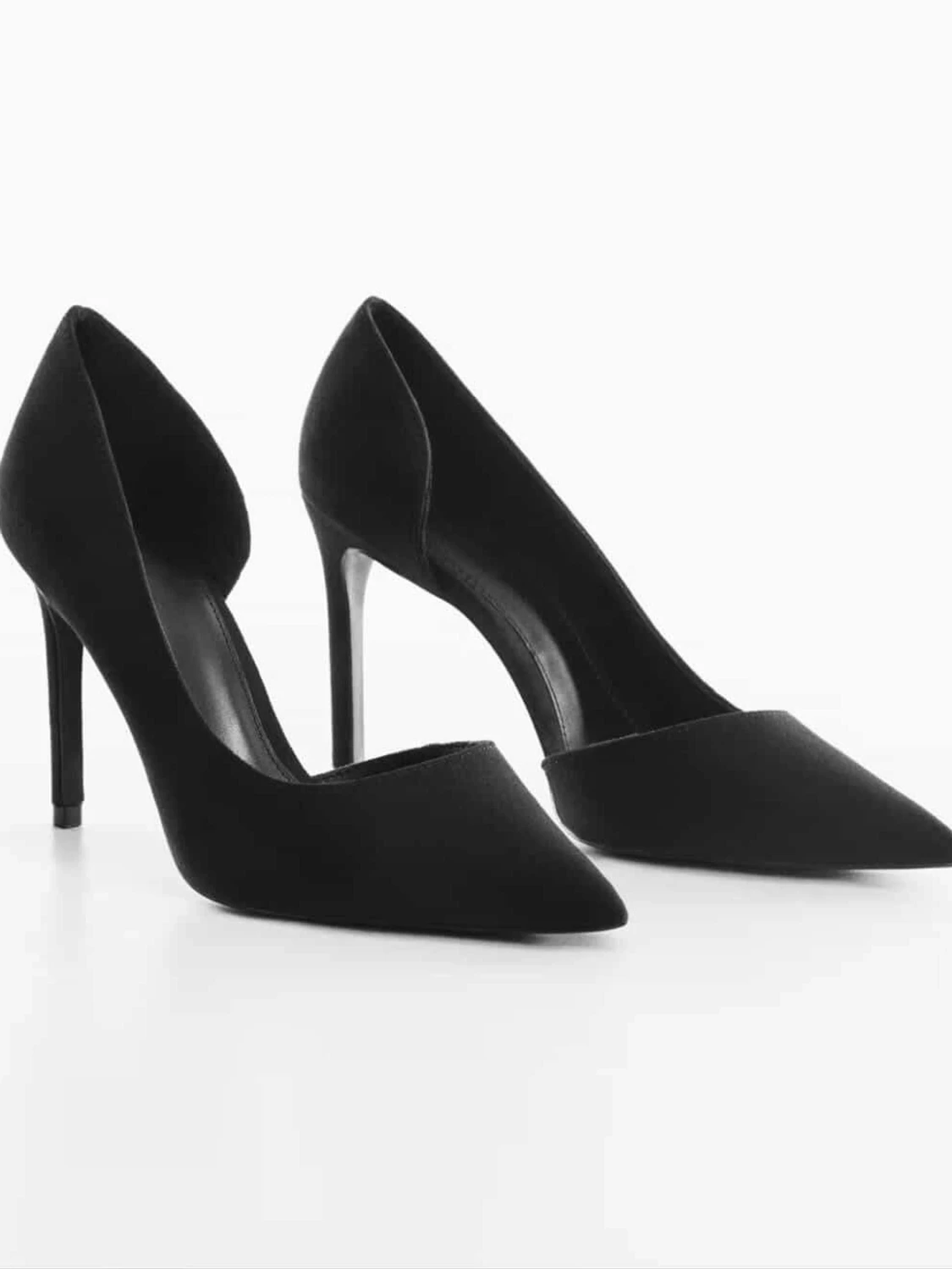 Svarta klassiska pumps med spetsig tå