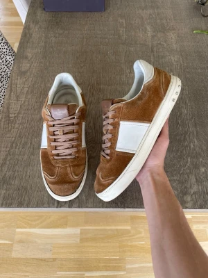 Valentino Flycrews - Storlek 41, fits 42 | Fint skick, alla nitar kvar | Sulan har börjat släppa lite på vissa ställen, märks ej vid användning | Nypris≈ 7500kr | Mitt pris= 2199kr| Hör av dig vid funderingar👑