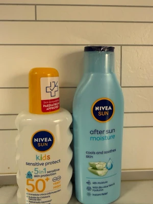 Nivea Sun Kids SPF50 & After Sun duo - Säljer ett set med Nivea Sun Kids Sensitive Protect SPF50+ solskydd för barn och Nivea Sun After Sun Moisture lotion. Solskyddet har vit flaska med orange lock och after sun är i ljusblå flaska. Båda innehåller 200 ml och är perfekta för sommaren.