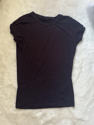 svart tshirt  - från gina tricot 