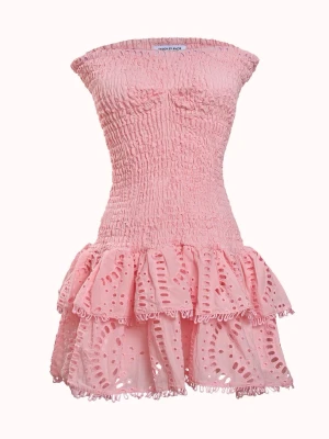 Rosa kort klänning från Design by Amor - Supersöt rosa kort klänning från Design by Amor med smockad överdel och volangkjol. Väldigt luftigt tyg och tips att inte ta i sin vanliga stolek nämligen ta en stolek mindre för den har väldigt stretchigt tyg.