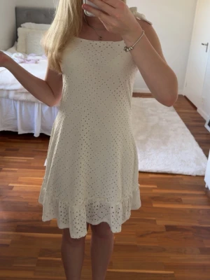 Kort vit klänning  - Söt vit sommarklänning från Vero Moda i storlek M. Banden är justerbara. Bara använd en gång.