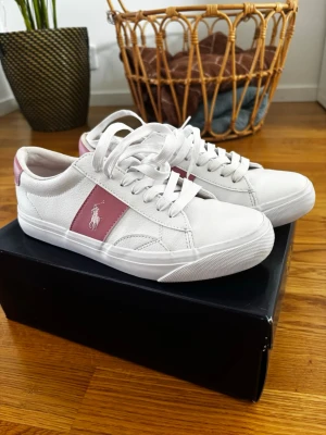 Polo Ralph Lauren skor  - Hej, säljer min Polo Ralph Lauren skor i storlek 38! Domär i mycket bra skick och är använda 3 ggr och köpte förra sommaren. Säljer dom pågrund av att dom är för små för mig. Allt på bilden ingår!💕