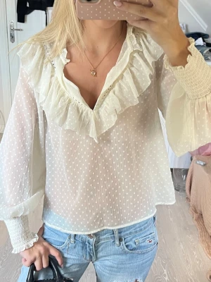 Vit blus med volang och prickigt mönster - Söt blus från Zara🤍