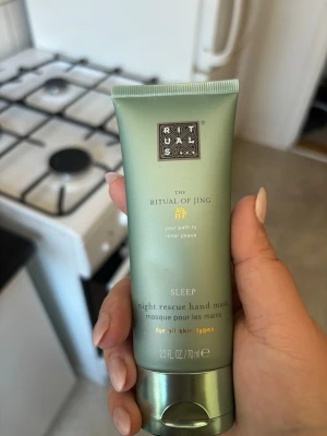 Rituals handmask The Ritual of Jing - Lyxig handmask från Rituals, The Ritual of Jing Sleep Night Rescue Hand Mask. Kommer i en grön tub på 70 ml och passar alla hudtyper. Perfekt för att återfukta och vårda händerna under natten.