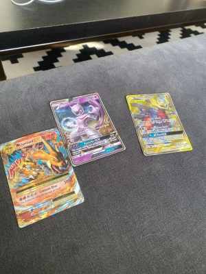 Pokémon kort  - Väldigt bra Pokémon kort en Mcharizardex,en mewtwo och en Garchomp & Giratina gx