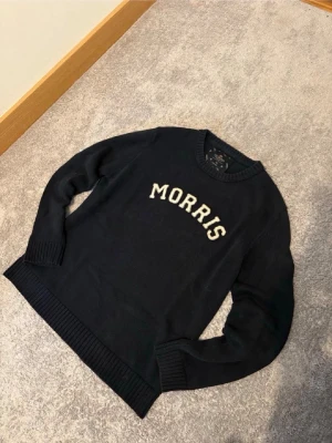 Morris tröja - En mörkblå Morris sweatshirt i storlek M ☺️Är som ny och är knappt använd alls ☺️passar folk som är mellan 175-185 cm långa ☺️ hör av er vid frågor ☺️