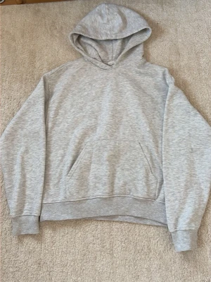 Grå hoodie  - Grå hoodie från Gina. Storlek XS