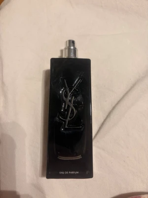 Parfym -  Säljer min YSL MYSLF EDP parfym 1/4 kvar. Jätte god parfym med fantastiska noter som passar till date nigths o daglig användning 