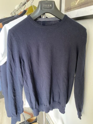 Mörkblå tröja från gran sasso - Säljer en tröja från gran sasso, tyvärr har lappen lossnat vilket drar ner priset. På lappen står det 50 men har krymt till S/XS. 