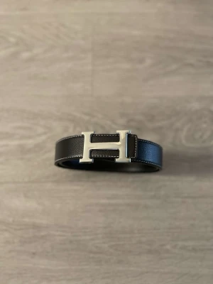 H - Bälte - En mycket fin aldrig använd bälte med märket H. Inga defekter därmed i fint skick.                        Priset kan diskuteras!