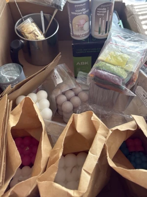Stort kit för ljusstöpning och doftljus - Säljer ett komplett kit för ljusstöpning med ABK hällkanna, färgade och vita vaxkulor, doftoljor (vanilj, citron, juldoft), Panduro spray, formar och tillbehör. Perfekt för att skapa egna ljus med olika färger och dofter.