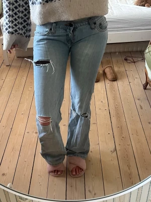 Skitsnygga bootcut! - Säljer dessa lågmidjade utsvängda jeans då de är lite för små i midjan. Spetset vid fickan är påsytt så man kan ta bort det om man vill. Tror även jeansen är omsydda för att vara mer lågmidjade. Pris kan diskuteras❣️Bara att höra av sig vid frågor
