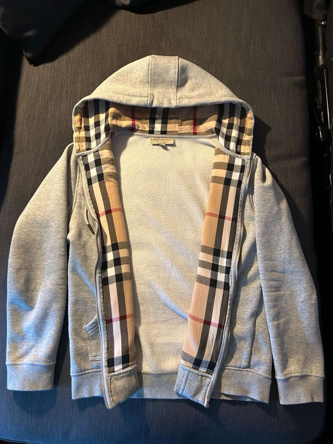 Grå hoodie från Burberry med dragkedja
