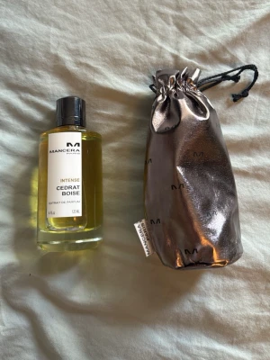 Mancera Cedrat Boise Intense parfym - Mancera Cedrat Boise Intense Extrait de Parfum i en stilren, genomskinlig glasflaska med svart kork och vit etikett. Flaskan rymmer 120 ml och kommer med en snygg metallisk påse med dragsko. Doften är exklusiv och modern. Ca 115ML kvar