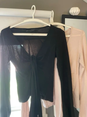 Topp Gina Tricot  - 2 väldigt fina toppar frå gina, sparsamt använda. Lite noppriga, se bild. Stl S. Nypris 299kr st, säljer 80 för båda. Köp helst pack annars kom privat för endast en. Pris går att diskutera, kom med bud!