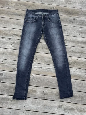 Mörkgrå Tiger of Sweden jeans  - Tiger of Sweden jeans | Storlek: 31/32 | Mycket bra skick! | Ställ gärna frågor 🫱🏻‍🫲🏼