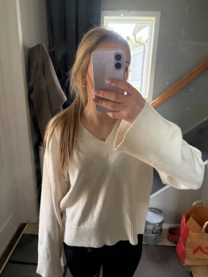 V-ringad stickad  - V-ringad vit stickad 