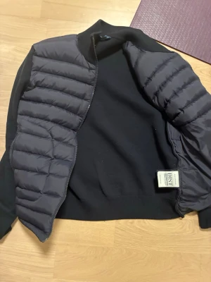 Moncler cardigan  - Moncler cardigan i väldigtbra skick förutom ett litet hål i insidan av fickan passar dig som är runt 176-185