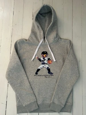 Ralph Lauren polo bear hoodie herr storlek XS - Hej! Säljer denna riktigt schyssta polo bear hoodie från Ralph Lauren. Den är i storlek M men sitter väldigt litet och passar därför som en XS. Den är endast använd någon enstaka gång och är därmed i ett nyskick. Original lappar och påse finns kvar och medföljer naturligtvis vid köp. Jag fraktar alltid snabbt! Mvh