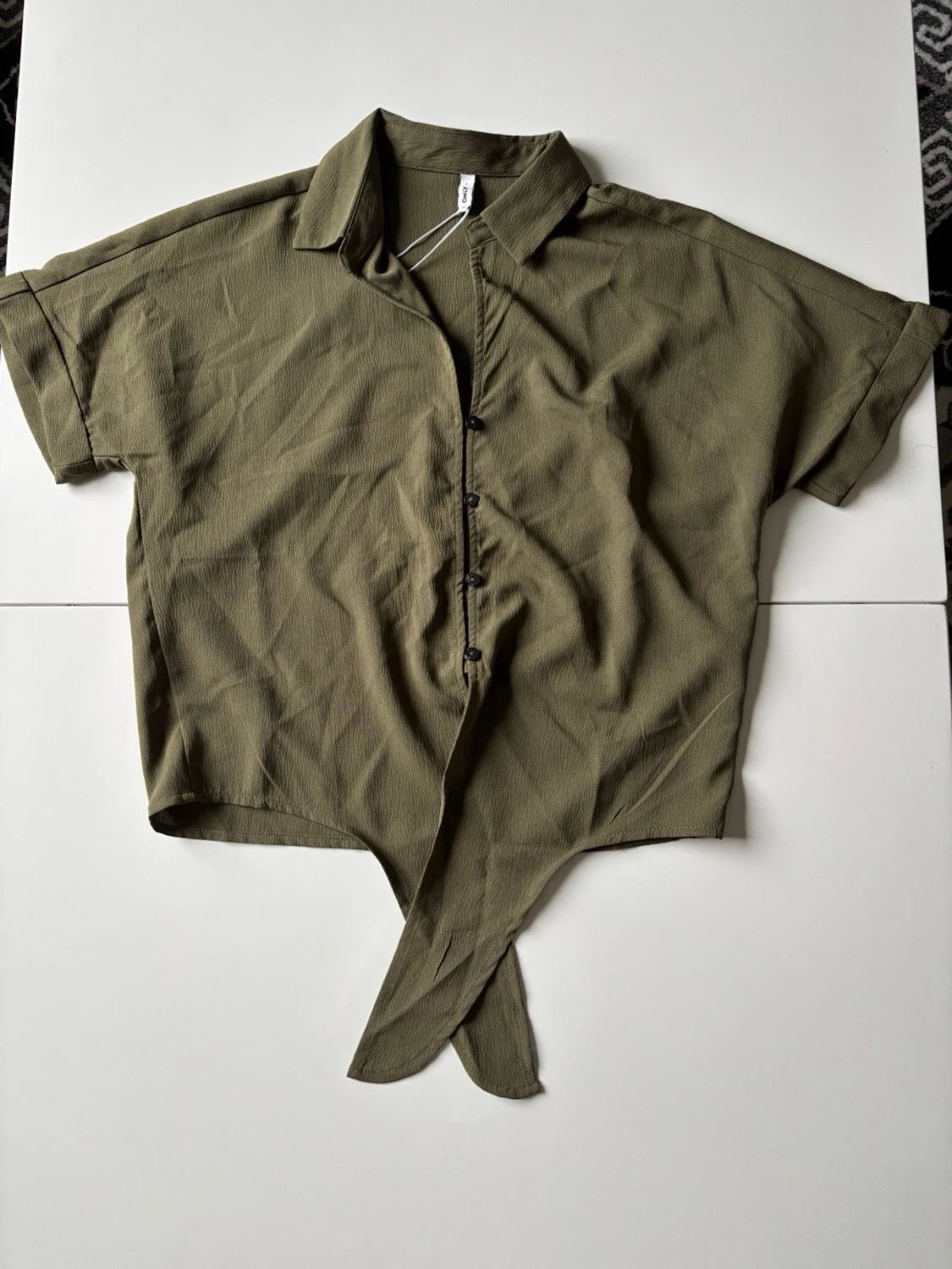 Olivgrön croppad blus med knyt - 2