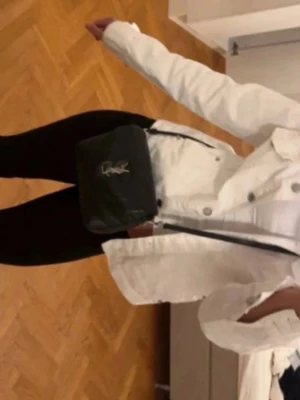 Vit jeansjacka - Så fin vit jeansjacka köpt Utomlands St 42 motsvarar S