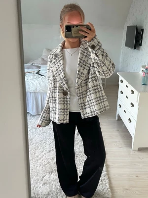 Rutig jacka - Säljer denna kappa perfekt till våren med ett rutigt mönster. Köpt på plick men aldrig använd. Det står ingen storlek i men jag är 160cm så man kan se på bilden hur den sitter🫶