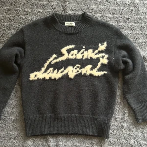 Saint laurent tröja - En svart stickad tröja ifrån kvalitet märket saint laurent, tröjan är nästan aldrig använd skick 9/10✅. Tröjan har storleken S och passar perfekt nu till sommaren. Hör av dig om du har några frågor.