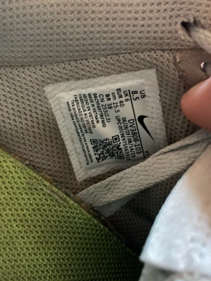 Nike airforce - Säljer ett par Nike Air Force 1 i vitt med blå detaljer 💙🤍    Använda och har en del slitage (se bilder), men fortfarande fullt användbara och snygga på foten. Perfekta som vardagsskor eller om du gillar en lite “vintage” look.  Storlek: 40-41 Nypris: ca 1200–1500 kr   Säljes billigt pga skick: 200kr  Hör av dig vid frågor eller fler bilder 👍