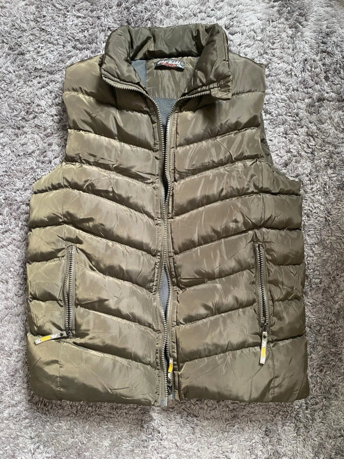 Olivgrön dunväst med dragkedja